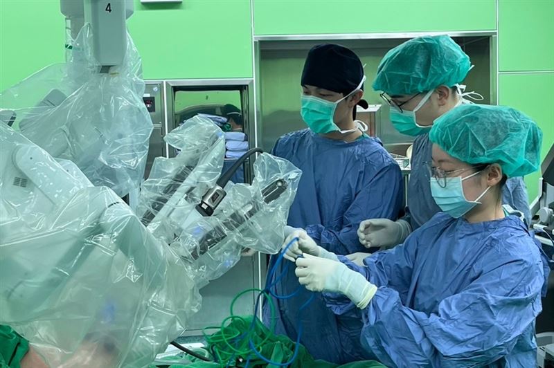 醫師指出，機械手臂腹壁重建手術透過高解析立體視野，精細分離沾黏，降低傷及腸道與內臟風險。（圖／亞東醫院提供）