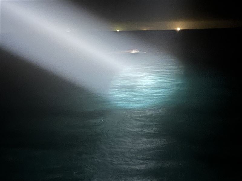 桃園艦深夜抵達事故地點持續進行搜救。（圖／翻攝畫面）