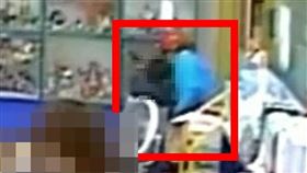 吳姓老翁偷摸男童屁股。（圖／翻攝畫面）