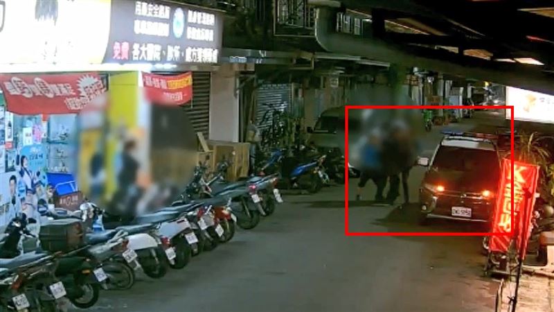 吳姓老翁一度抗拒上警車想逃。（圖／翻攝畫面）