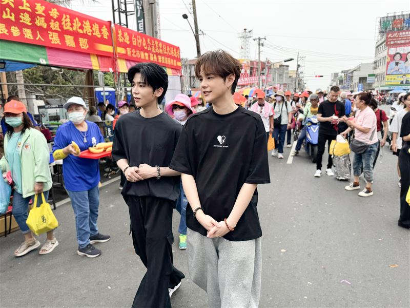 Bii畢書盡、郭家瑋首次前進北港進香為信眾應援。（圖／索尼音樂提供）
