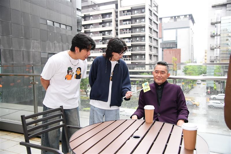 江國賓在《百味人生》跨界哈哈台，黑道會長慘被挖黑料。（圖／三立）