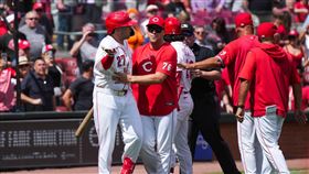 巨人、紅人在比賽最後1個出局數後板凳清空。（圖／路透社／達志影像）