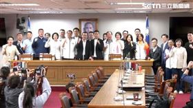 何元楷在23藍委力挺下，哽咽堅持自己在初選勝出（圖／翻攝畫面）