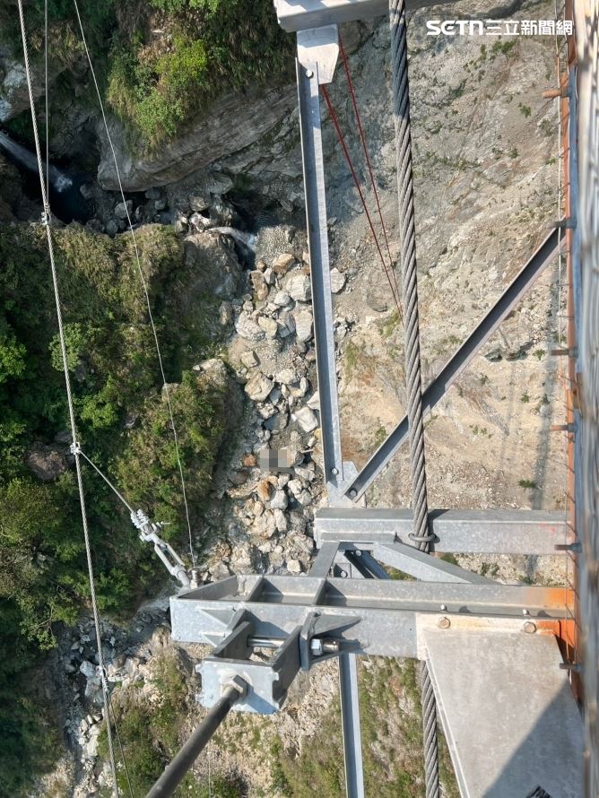 南投雙龍吊橋發生墜谷意外，民眾摔落115米深溪谷慘死。（圖／翻攝畫面）