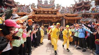 媽祖前起淫念！阿伯「挑成人片」萬人傻眼