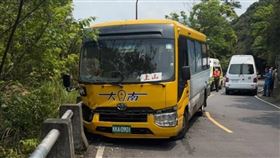 一輛公車行經泉源路時，不明原因擦撞路邊護欄。（圖／翻攝畫面）