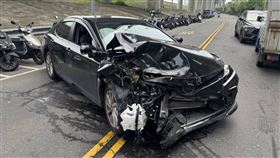 新北刑大偵防車車頭被撞幾乎全毀。（圖／翻攝畫面）