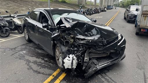 新／新北警匪街頭追逐　警車遭撞車頭毀