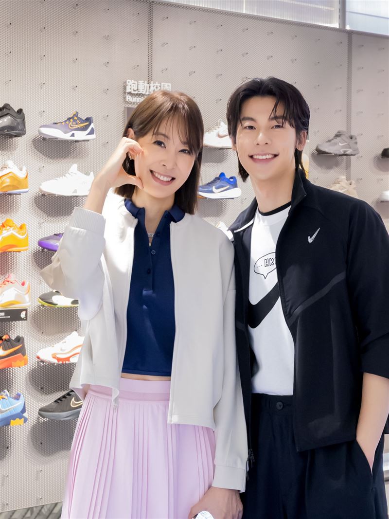 賈永婕和許光漢合照，比臉頰愛心還穿同品牌服裝。(圖／翻攝自賈永婕臉書）