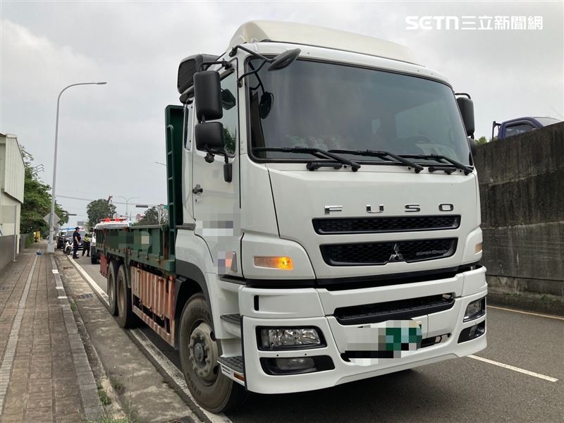 同向行駛的大貨車與機車發生車禍，騎士80歲阿嬤受傷送醫。（圖／翻攝畫面）
