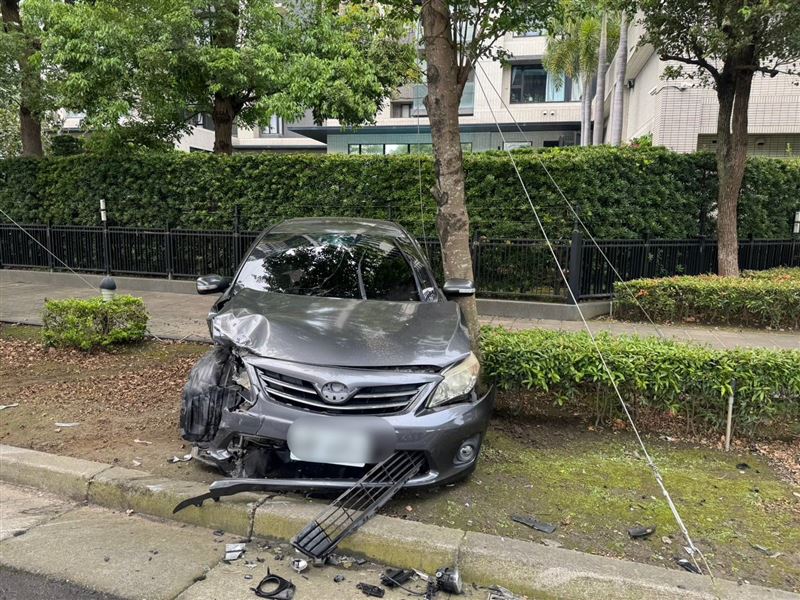 嫌犯車輛受損情形。（圖／翻攝畫面）