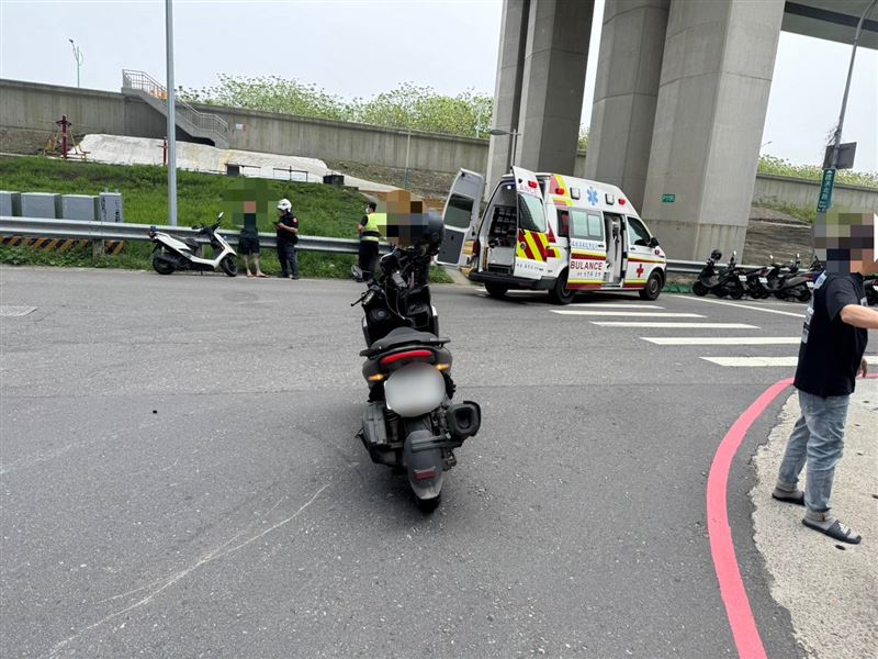 民眾的機車被波及遭撞。（圖／翻攝畫面）