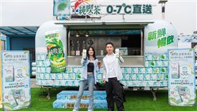 純喫茶暢飲車吸引民眾駐足體驗，感受金萱青茶的清新風味。(圖/業者提供)