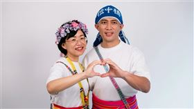 蘇巧慧和紀錄片導演丈夫龍男·以撒克·凡亞思穿著傳統服飾合照（圖／蘇巧慧辦公室提供）