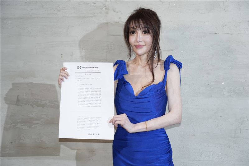 徐至琦拿出律師聲明反擊。（圖／記者田俊彥攝影）