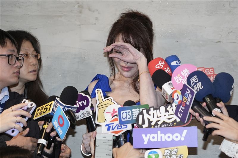 徐至琦現場哭訴。(圖／記者田俊彥攝影）