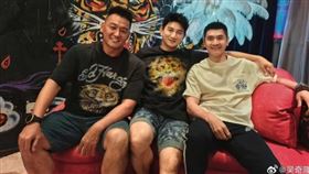 吳奇隆與張天霖多年交情深厚，近年在上海聚會合照曝光，兄弟情誼依舊。右為中國運動員邢傲偉。（翻攝自吳奇隆微博）