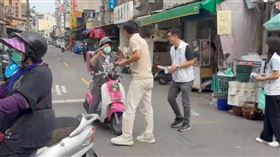 彰化一名婦人突喊「我兒子被你當掉」黃國昌反應曝光。（圖／翻攝畫面）
