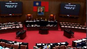 立法院院會三讀修正通過刑事訴訟法第101條之1條文（圖／翻攝畫面）