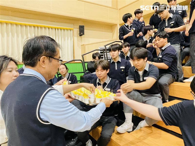 黃偉哲赴韓國推廣鳳梨，200學生試吃大讚：愛上「台南甜」。（圖／台南市政府提供）