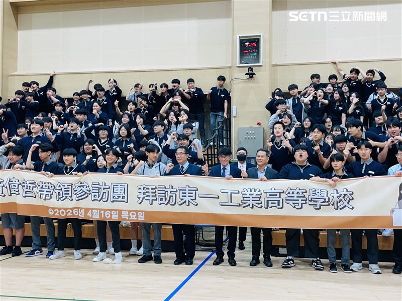 黃偉哲赴韓國推廣鳳梨，200學生試吃大讚：愛上「台南甜」。（圖／台南市政府提供）