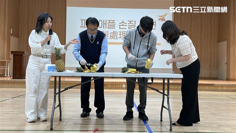 黃偉哲赴韓國推廣鳳梨，200學生試吃大讚：愛上「台南甜」。（圖／台南市政府提供）