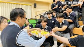 黃偉哲赴韓國推廣鳳梨，200學生試吃大讚：愛上「台南甜」。（圖／台南市政府提供）