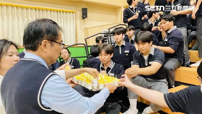 黃偉哲赴韓大推台南鳳梨　學生讚：愛上了