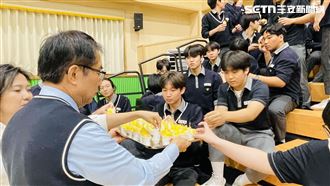 黃偉哲赴韓大推台南鳳梨　學生讚：愛上了