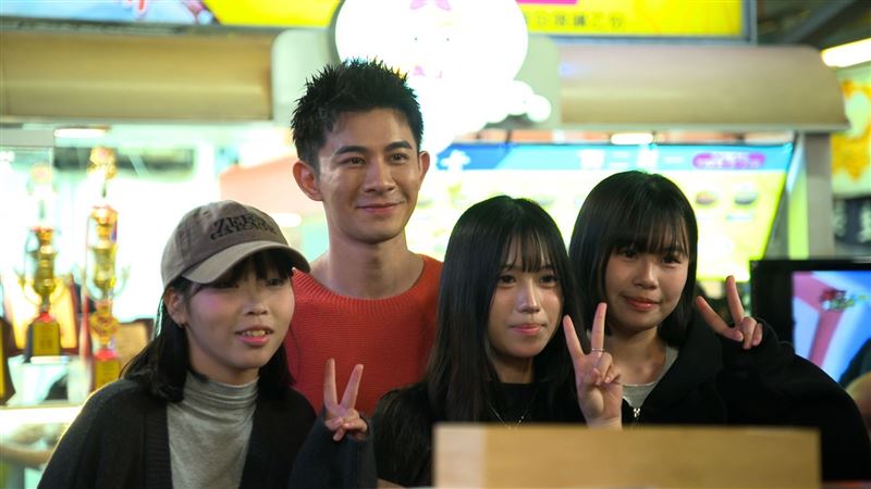 曾子益被求合影，現場熱鬧非凡。（圖／民視提供）