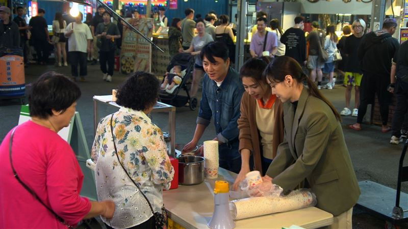 藍葦華、曾智希、徐千京領軍現身，吸引民眾圍觀。（圖／民視提供）