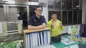 無聲的求助！大園瘖啞婦「比手畫腳」報案　警耐心溝通解圍。（圖／桃園電子報提供） 