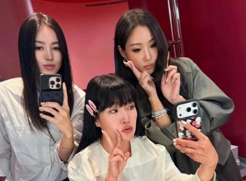 孫芸芸（右起）、廖曉喬、林牧潔「微風幫」好姐妹合體。（翻攝aimeeyunyunsun IG）