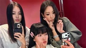 孫芸芸（右起）、廖曉喬、林牧潔「微風幫」好姐妹合體。（翻攝aimeeyunyunsun IG）
