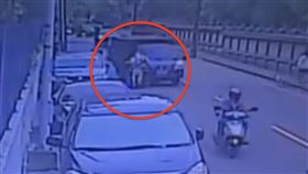 中壢,小貨車,馬路,輪椅（圖／翻攝自內壢大小事）