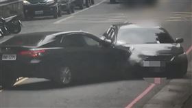 偵防車與犯嫌車輛撞擊瞬間。（圖／翻攝畫面）