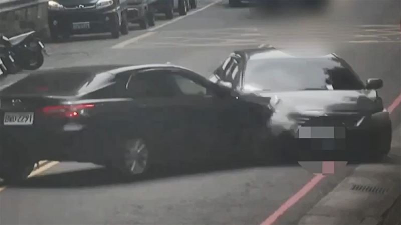 警匪街頭追逐車頭撞爛！嫌被拉下車逮捕