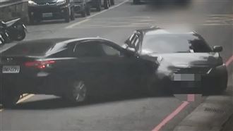 警匪街頭追逐車頭撞爛！嫌被拉下車逮捕