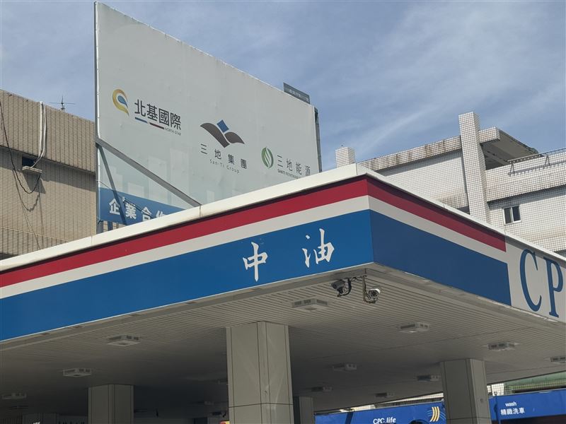 自下週一(4日)凌晨零時起至5月10日晚上12時止，汽、柴油價格維持不調整，分別為92無鉛汽油每公升32.4元、95無鉛汽油每公升33.9元、98無鉛汽油每公升35.9元、超級柴油每公升31元。中東情勢持續僵持，國際油價上漲，考量亞鄰國家油價補貼仍高，為照顧國內民生與平穩物價，5月4日至5月10日中油持續吸收以維持亞鄰最低價，汽、柴油合計各吸收4.3元及6.1元(附表1)，吸收幅度較上週增加。（圖／記者師瑞德攝影）