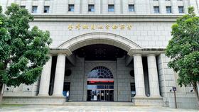 桃園經發局前科長收賄　起訴5人沒收賄款逾370萬桃園市政府經濟發展局前施姓科長及秦姓約僱助理收受代辦業者賄賂護航，涉犯貪污治罪條例，調查後2人及3代辦業者均坦承犯行，並繳回逾370萬元犯罪所得，桃園地方檢察署24日起訴5人並建請法院量處適當之刑。中央社記者吳睿騏桃園攝　115年2月24日