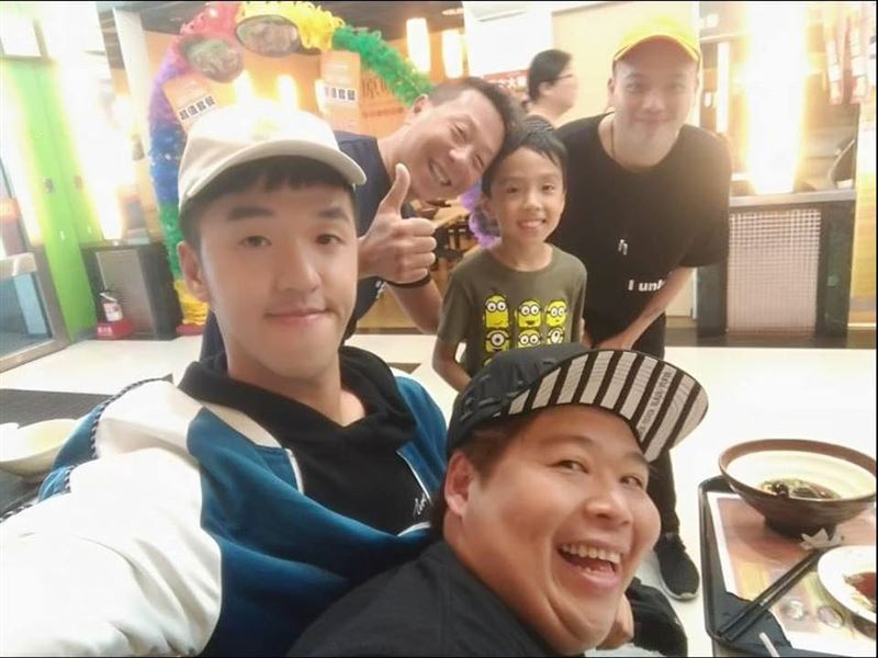 香蕉回憶與山豬的合照都是與粉絲的合影。（圖／翻攝自臉書）