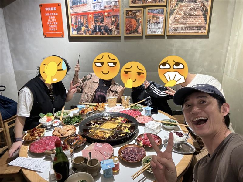 吳慷仁與好友品嚐重慶老火鍋。（圖／翻攝自臉書）