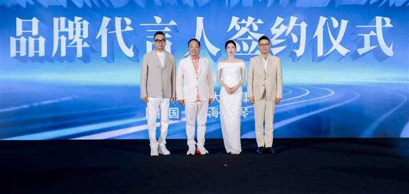 東森自然美執行董事王世均（由左至右）、東森集團總裁王令麟、女星江疏影、東森自然美總經理鄭吉崇。（圖／東森自然美提供）