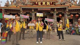 與信眾並肩行腳祈福，氣象署專業團隊隨行大甲媽遶境，推廣氣象應用。（圖／氣象署）