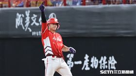 中職37年例行賽，味全龍捕手蔣少宏安打送回李凱威、曾聖安。（圖／記者劉彥池攝影）