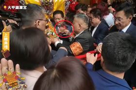 大甲媽起駕前出事了！千里眼神像重摔落地。(圖/翻攝自大甲鎮瀾宮直播)