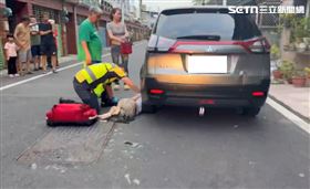 恐怖瞬間！2童突衝出門遭未成年騎士撞飛(圖/翻攝畫面)