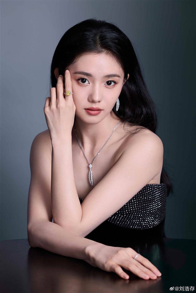 25歲中國女星劉浩存以清純形象著稱，演出多部電影作品受粉絲青睞。（圖／翻攝自劉浩存微博）