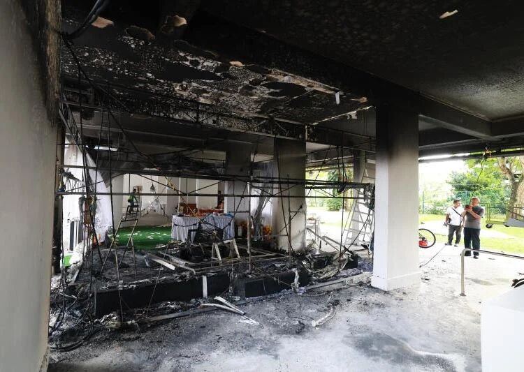 棺木剛移出靈堂，不到一個小時，靈堂起大火整個燒光。靈堂後方受損最重，鐵架結構在高溫下燒毀變形，牆面與天花板被燻黑。（圖／翻攝中國報）